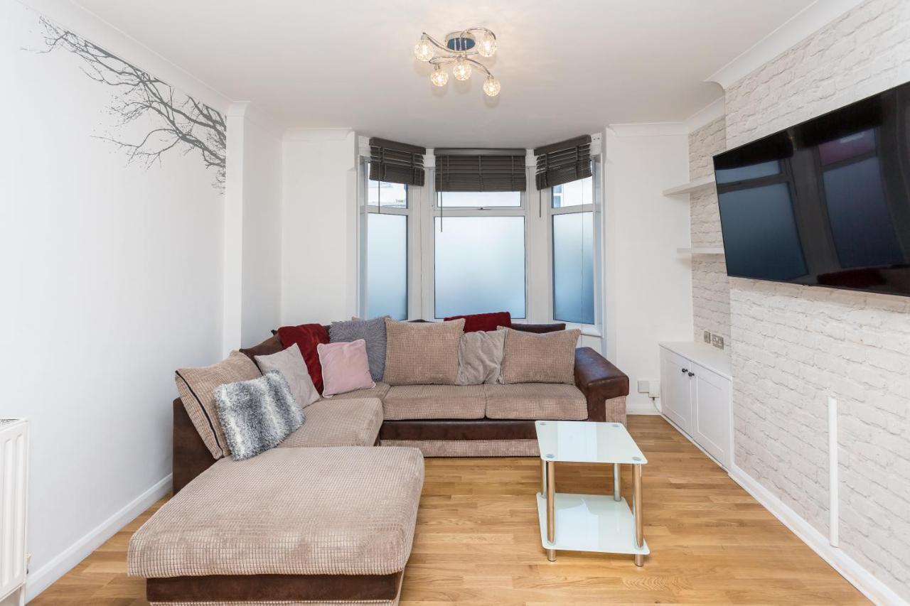 콜체스터 The White & Warm, Free Parking & Wifi, 8 Beds 빌라 외부 사진