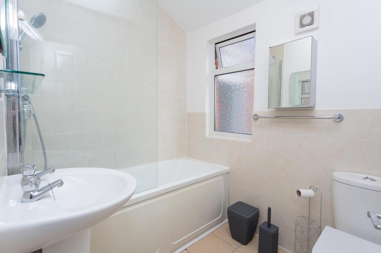 콜체스터 The White & Warm, Free Parking & Wifi, 8 Beds 빌라 외부 사진