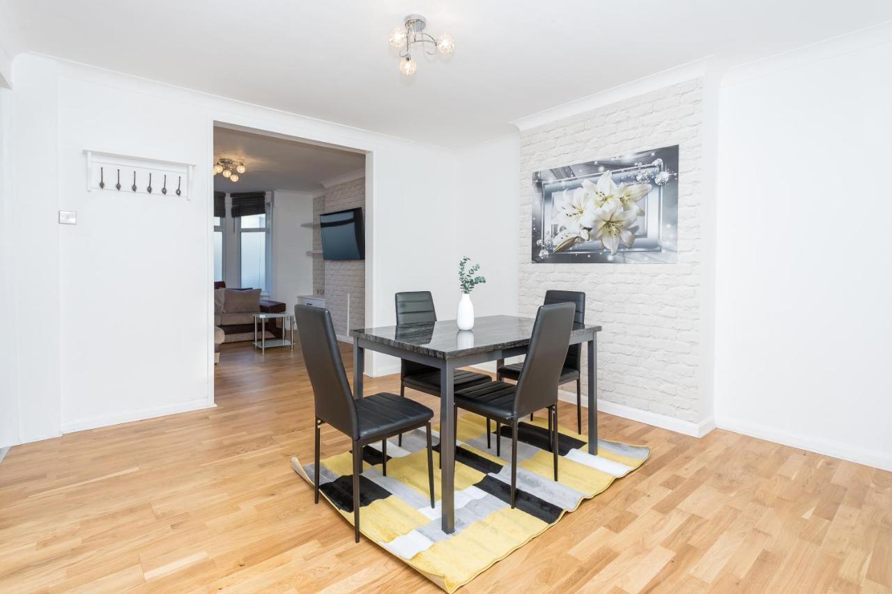 콜체스터 The White & Warm, Free Parking & Wifi, 8 Beds 빌라 외부 사진