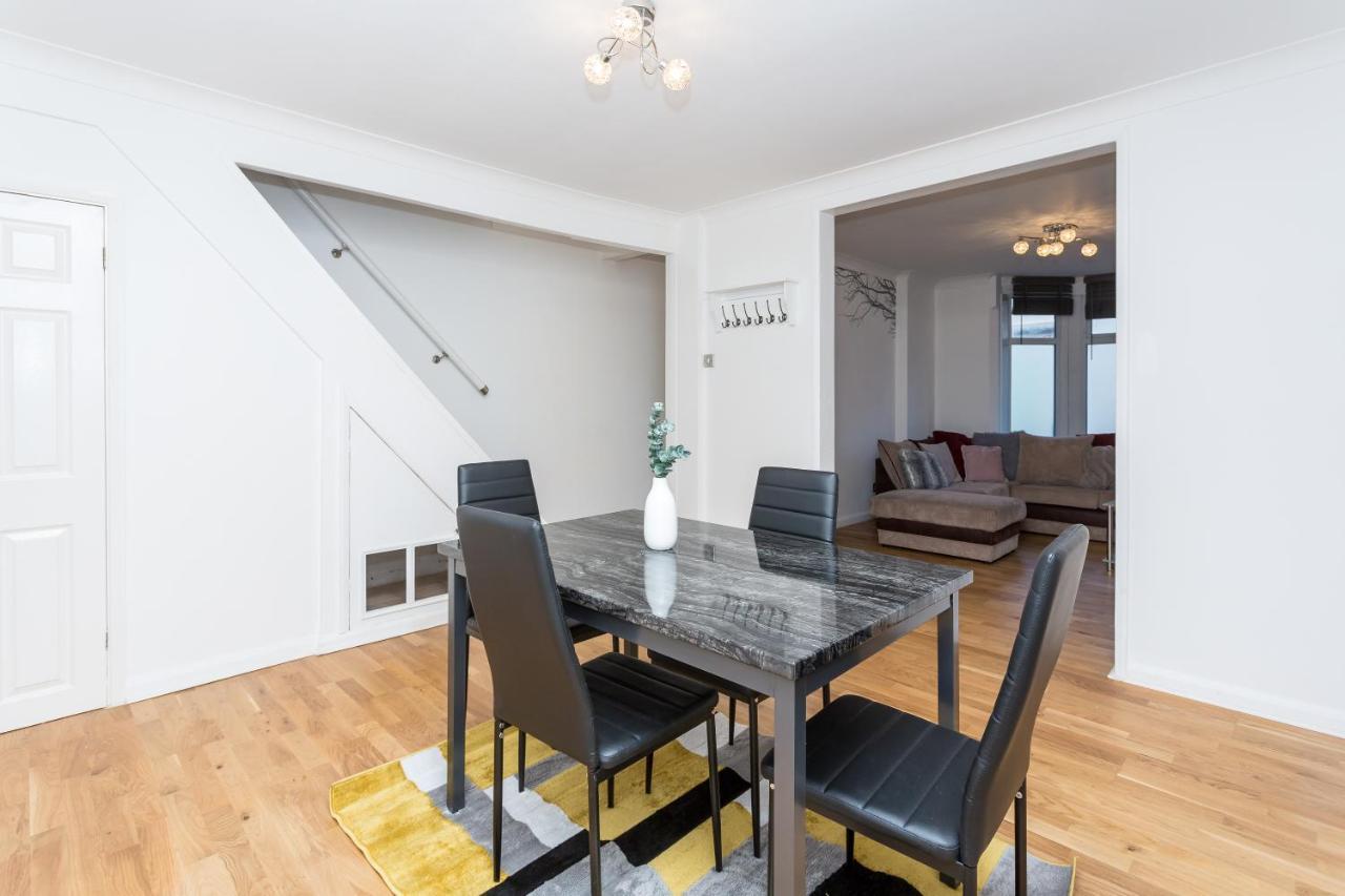 콜체스터 The White & Warm, Free Parking & Wifi, 8 Beds 빌라 외부 사진