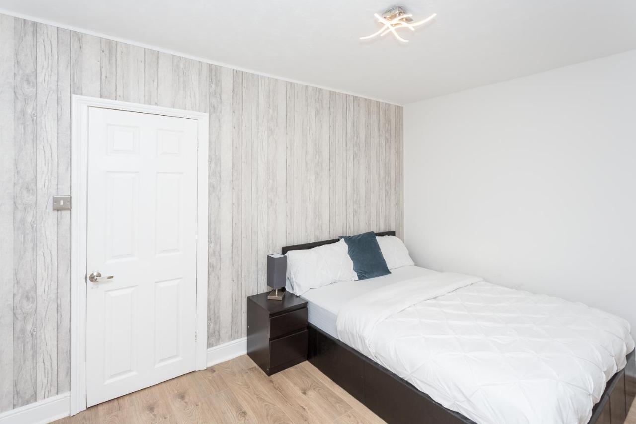 콜체스터 The White & Warm, Free Parking & Wifi, 8 Beds 빌라 외부 사진