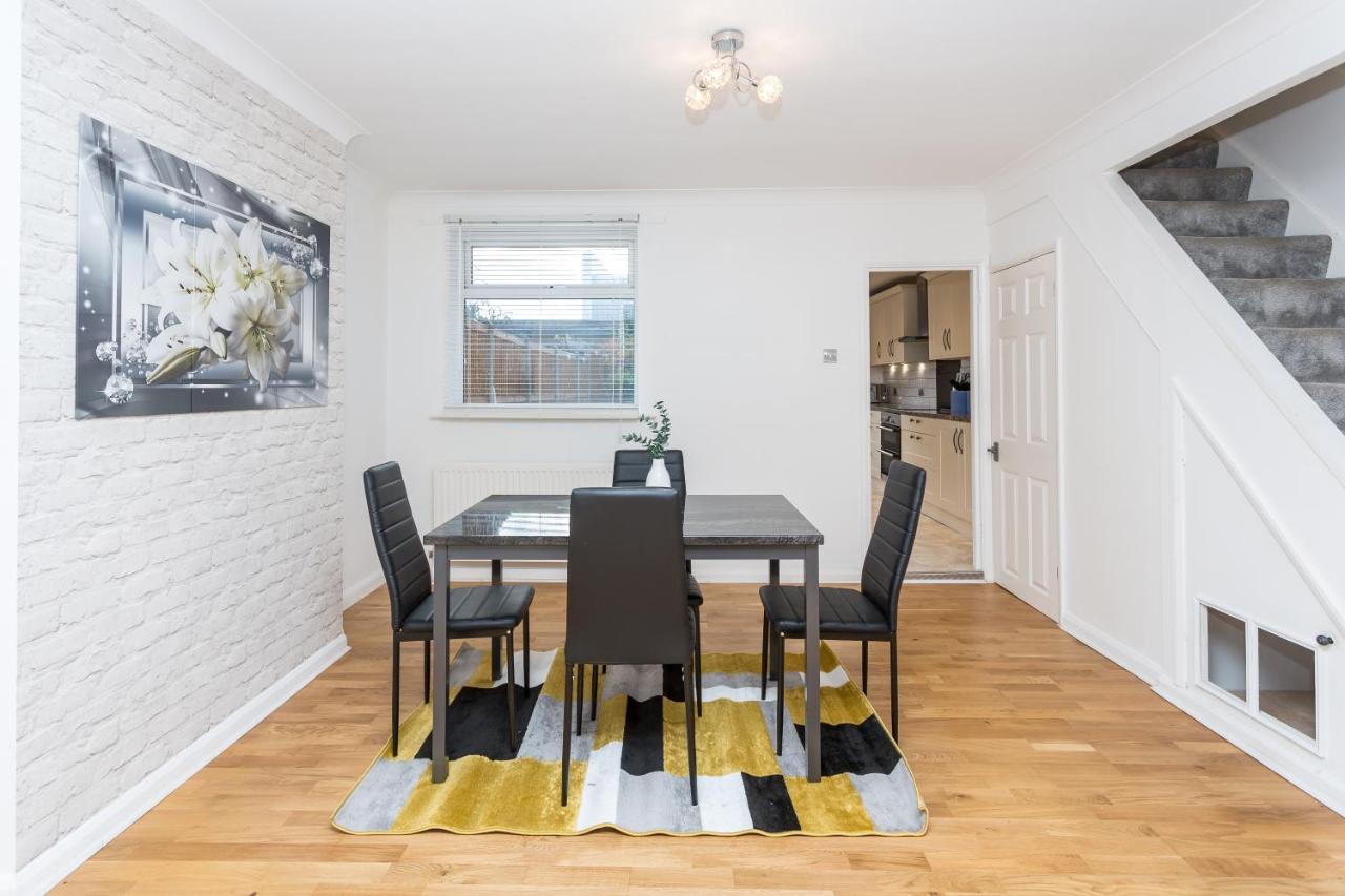 콜체스터 The White & Warm, Free Parking & Wifi, 8 Beds 빌라 외부 사진