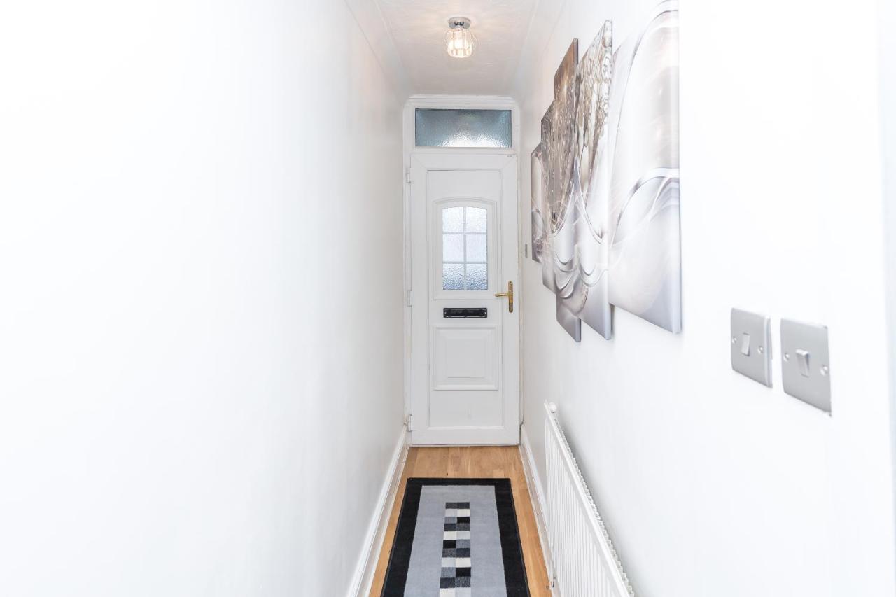 콜체스터 The White & Warm, Free Parking & Wifi, 8 Beds 빌라 외부 사진