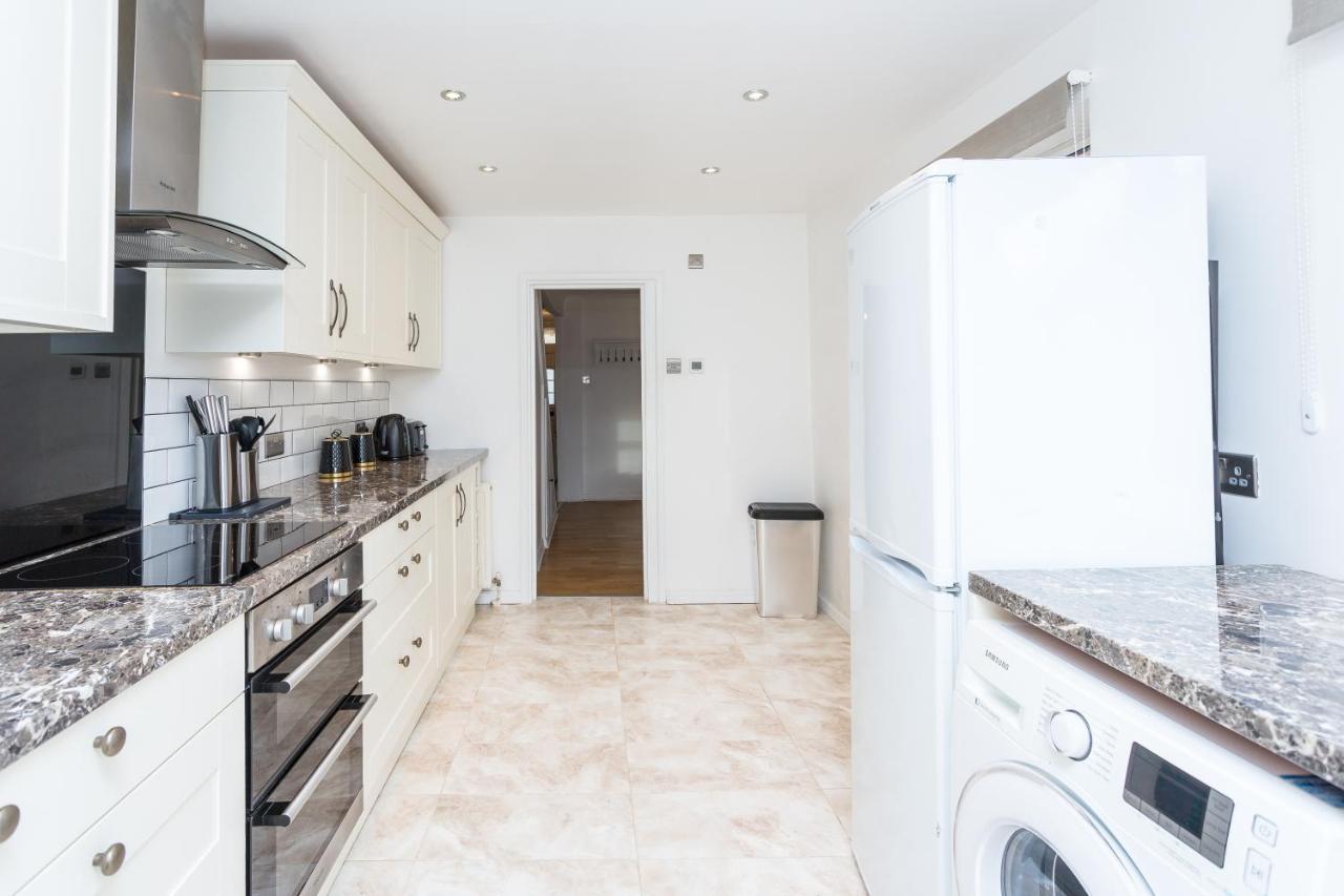 콜체스터 The White & Warm, Free Parking & Wifi, 8 Beds 빌라 외부 사진