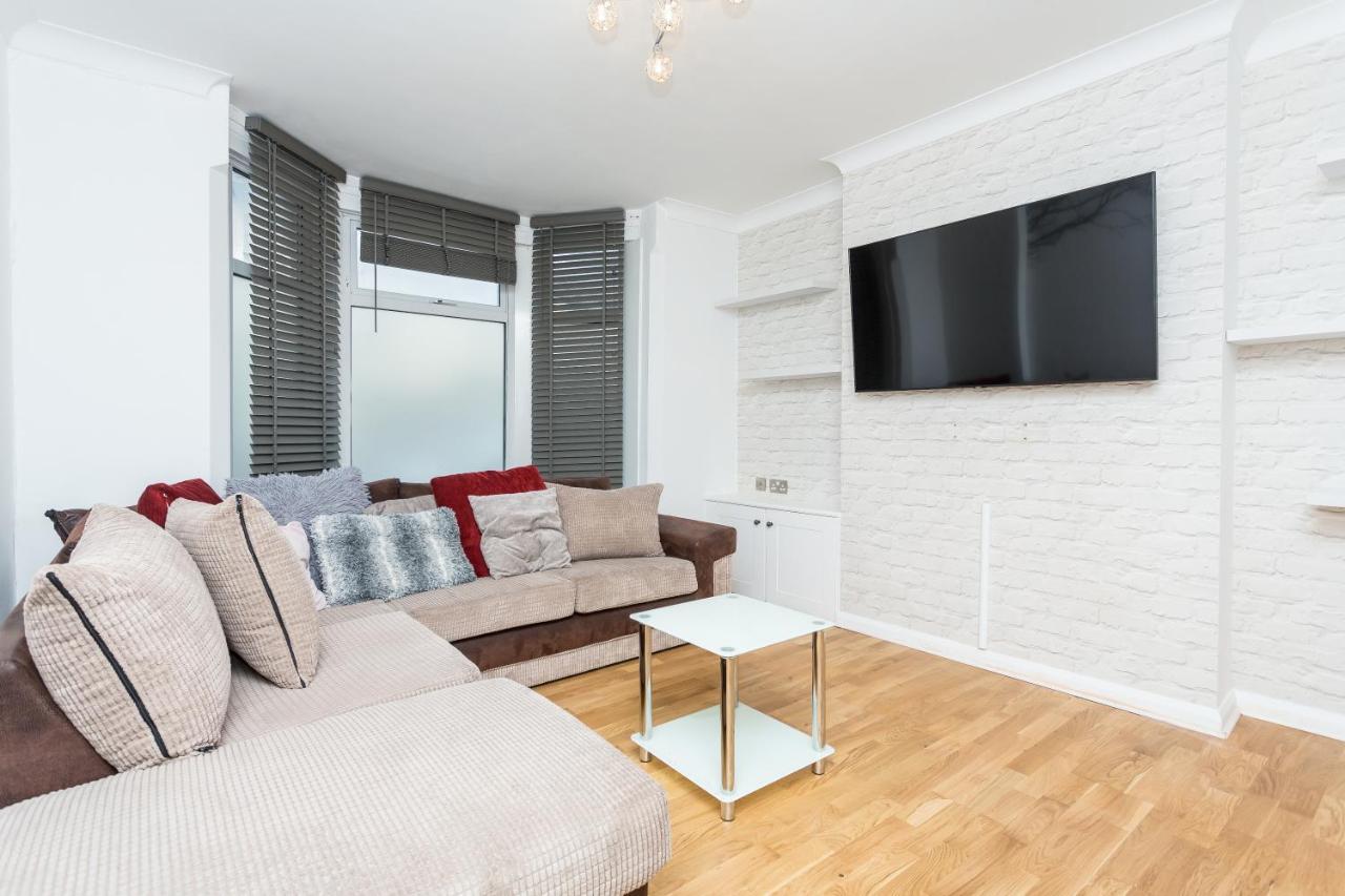 콜체스터 The White & Warm, Free Parking & Wifi, 8 Beds 빌라 외부 사진